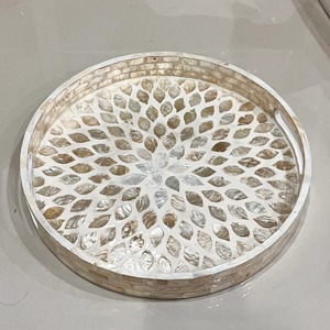 Plateau rond en nacre avec incrustations de capiz : Plateau décoratif pour table basse à motif feuille d'or - Product Image 5