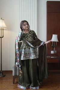 Elegante Conjunto Moderno de Top Chinnon y Pantalón Palazzo con Dupatta a Juego y Bordado de Lentejuelas para Bodas/Graduaciones - Product Image 4