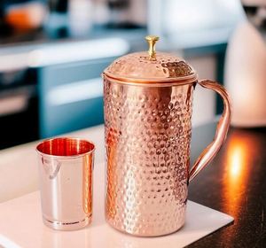 Ensemble de carafes en cuivre pour tournage publicitaire, accessoire de style, service d'eau, ensemble métallique avec verres, durable, réutilisable, vaisselle de cuisine et de salle à manger - Product Image 1