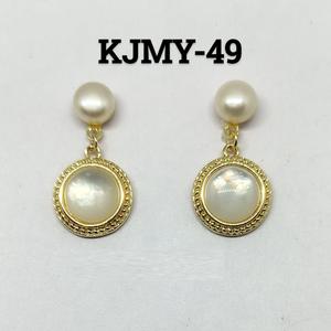Pendientes de Plata de Ley con Perlas y Diseño de Broche, Alta Demanda, Regalo Perfecto para Aniversario o Cumpleaños, Disponibles para la Venta - Product Image 4