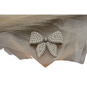 Mini pince à cheveux de luxe édition Argent Scintillant avec nœud et strass en cristal pour mariages et usage quotidien - Product Image 1