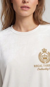 T-shirts en velours surdimensionnés Regal Three LLC pour femmes, logo brodé personnalisé sur le devant, t-shirt en velours pour femmes, col rond, t-shirts en velours - Product Image 3
