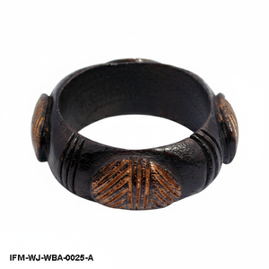 Bracelet manchette ethnique en bois sculpté à la main, style antique, avec motif coquillage rustique gravé, bijou tribal artisanal et distinctif - Product Image 2