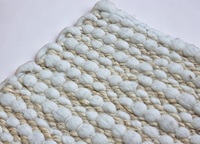 Tapis tufté en laine bleue moderne fait main avec envers en latex, texture douce, rayures et pompons pour salon, chambre et décoration intérieure