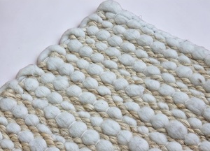 Tapis tufté en laine bleue fait main – Tapis texturé doux à rayures et pompons pour salon, chambre et décoration intérieure - Product Image 6