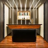 Comptoir de bar de luxe sur mesure 8x2 pieds avec plan de travail en pierre, mobilier de bar haut de gamme à hauteur réglable, 5+ compartiments pour salon