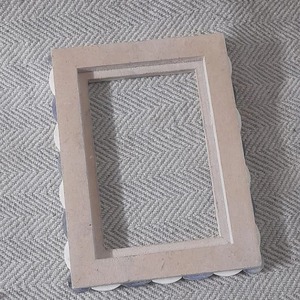 Cadre photo en os blanc d'inspiration classique, décoratif pour table ou mur, avec bordure irrégulière ondulée et festonnée en forme de coquille - Product Image 4