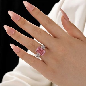 Nouvelle conception Bague de fiançailles en argent sterling plaqué or blanc avec pierre rose en moissanite taille radiant et pierres latérales, bague de voyage - Product Image 5