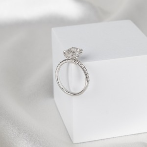 แหวนหมั้นเพชรทรงเรเดียนท์คัท 2 กะรัต ดีไซน์เรียบหรู สี E ความสะอาด VVS รับรองโดย IGI ทองคำขาว 14K สำหรับผู้หญิง - Product Image 2