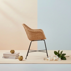 Chaise de salle à manger en rotin avec finition miel clair et pieds en métal noir mat, fauteuil écologique de style industriel pour hôtel - Product Image 3