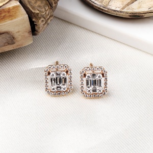 Boucles d'oreilles clous en or jaune massif 18 carats avec diamants baguette naturels et halo carré, collection Memoria Jewels, vente en gros - Product Image 2