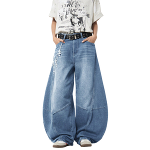 Jean ample décontracté pour homme en denim bleu clair délavé, coupe large, longueur intégrale, style streetwear, avec détail de poche moderne - Product Image 1