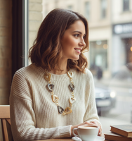 Collier artisanal en corne de bœuf marron, style bohème, longueur opéra, avec maillons cœur polis et fermoir à bascule, idéal pour les occasions festives