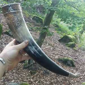 Auténtica Jarra Vikinga de Cuerno de Búfalo Tallada a Mano, Recipiente Medieval para Beber, Jarra de Sidra Natural con Soporte de Cuero para Cinturón - Product Image 5