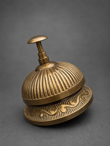 Campana de escritorio redonda de latón antiguo marrón hecha a mano, campana de servicio vintage para recepción de hotel u oficina - Product Image 2