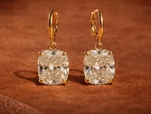 Pendientes Colgantes con Diamante Cultivado en Laboratorio de 4.00Ct, Corte Cojín, EF/VS1, Oro Amarillo de 14K - Product Image 3