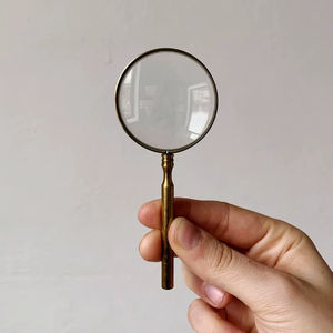 Loupe classique portative en métal avec lentille optique claire pour la lecture de livres et de cartes - Product Image 1