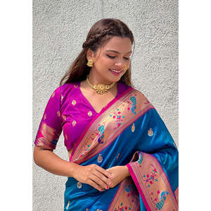 Sari de Seda Paithani Azul Chandrakor Swan Yeola de Elite Weaves con Contraste Tejido en Zari, Ropa India y Pakistaní - Product Image 3