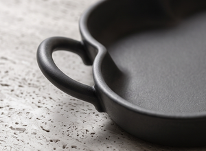 Plateau de service en métal biologique en forme de nuage, noir mat, avec poignées en boucle, vaisselle de luxe pour la maison et le salon - Product Image 5