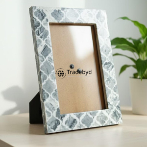 Cadre photo créatif en résine de qualité supérieure, fait main, léger, finition brillante par Tradebyd - Product Image 1