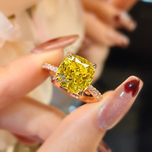 Bague de luxe en or rose avec diamants de haute caratage, sertie de pierres carrées taillées en fleur de glace, couleur caramel intense, pour femme - Product Image 5