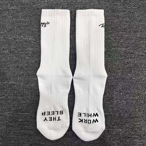 Chaussettes de sport personnalisées à fond épais en tissu éponge, respirantes, avec détail de revers tricoté, pour hommes et femmes, idéales pour le basketball et la course à pied - Product Image 3