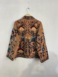 Veste en velours chic bohème pour femme avec broderie florale complexe, veste courte faite à la main pour festivals ethniques - Product Image 4