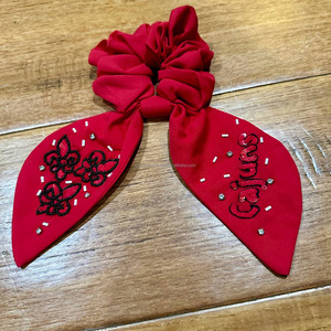 Lazo para el pelo con cuentas Rojas Scrunchie con texto de Cajuns y bordado de flor de lis accesorio deportivo decorativo hecho a mano para el cabello para niñas - Product Image 1