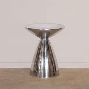 Mesa auxiliar alta de metal de diseño con perfil delgado y estructura que ahorra espacio para la disposición en habitaciones pequeñas - Product Image 4