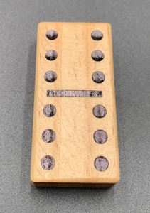 Juego de Dominó Doble Seis de Madera de Colores ILAHI, 28 Piezas, Ecológico, Tallado y Grabado, Diseño Antiguo, Caja Rectangular Alta de Madera - Product Image 4