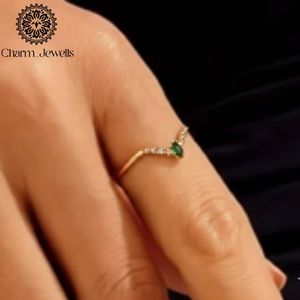 Bague de fiançailles Charm Jewells en argent plaqué or 18 carats avec moissanite taille coussin, sertie à griffes, motif floral, style classique pour femme - Product Image 2