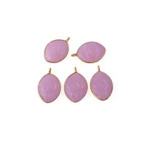 จี้พลอยคาลซิโดนีสีชมพูทำมือชุบทองพร้อมแกะสลักด้วยมือเครื่องประดับแฟชั่นขายส่ง - Product Image 1