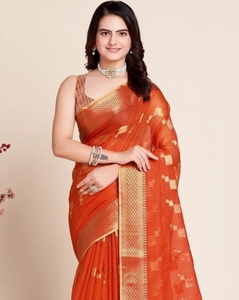 Sari en coton mélangé Kota Doria à imprimé géométrique tissé pour femme KV avec chemisier non cousu (Orange) - Product Image 1
