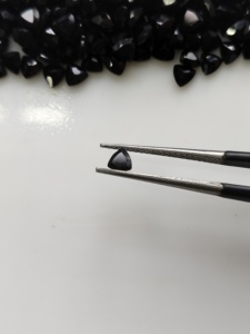 Spinelle noire naturelle 4 mm taille triligne, pierre précieuse de qualité supérieure pour la fabrication de bijoux - Product Image 2
