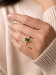Bague vintage en argent 925 plaqué or jaune 14 carats pour femme, avec pierre centrale ovale verte et pierres latérales accentuées serties à griffes - Product Image 6