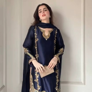 Ensemble Kurti de créateur en soie crêpe lourde avec broderies Moti faites à la main, salwar Farshi et dupatta brodée en organza - Product Image 1