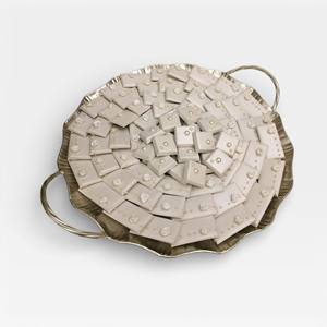 Plateau élégant à poignées argentées avec boîtes à chocolats décorées de perles blanches, cadeau de luxe pour mariage, fiançailles et fête prénuptiale - Product Image 1