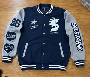 Veste universitaire personnalisée pour homme, veste de baseball en laine bleue avec manches en cuir gris et patch brodé, style bomber - Product Image 6