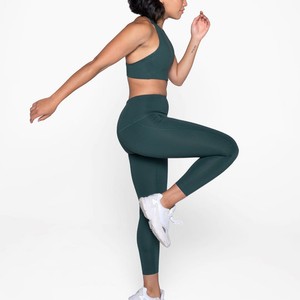 Ensemble de yoga personnalisé OEM pour femmes : Tenue de sport verte 2 pièces avec leggings taille haute et soutien-gorge pour l'entraînement - Product Image 6