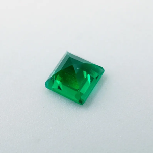 พลอยมรกตแซมเบียสังเคราะห์ทรงคุชชั่นสีเขียว 0.40 กะรัต ยี่ห้อ HAYAAT GEMS พร้อมคุณสมบัติการเปลี่ยนสี/เปล่งประกาย สำหรับทำเครื่องประดับ - Product Image 3