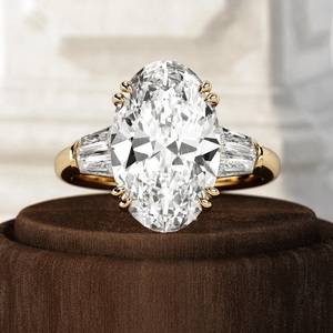 Bague de fiançailles à trois pierres avec diamant ovale de 5 carats cultivé en laboratoire, diamants latéraux baguette effilés, or massif 14k/18k, certifiée IGI - Product Image 6