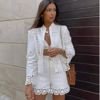Ensemble coordonné blanc pour femme en broderie anglaise avec blazer à empiècements en dentelle crochetée, bralette et short taille haute
