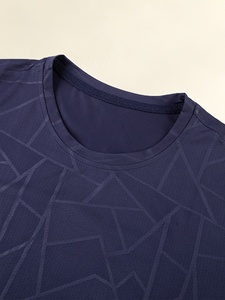 T-shirt sportif pour homme, bleu marine, à motif géométrique, manches courtes, col rond, séchage rapide, 100% polyester, tricoté, coupe ajustée, longueur standard - Product Image 3
