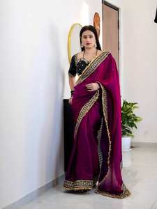 Sari en satin de soie magenta Fendy brodé avec des paillettes et une bordure en dentelle fantaisie, accompagné d'un chemisier en soie mono diamant de créateur - Product Image 4