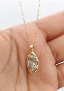 Pendentif élégant en diamant champagne taille marquise, serti clos en or jaune avec accent ruban pavé, bijou fin minimaliste, cadeau - Product Image 4