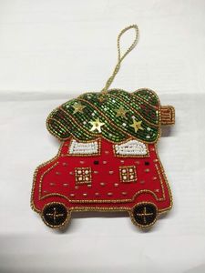 Ornement de voiture de Noël fait main en perles, rouge, vert, or, tissé, décoration de fête - Product Image 1