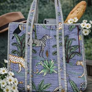 Sac de plage écologique en coton fleuri léger, sac fourre-tout matelassé fait main avec impression au bloc et poche intérieure pratique - Product Image 1