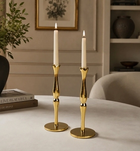 Candelabro de Metal Dorado Pulido - Elegantes Portavelas con Base Curva para Decoración de Mesa de Comedor - Product Image 1