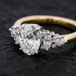 Anillo de compromiso de oro amarillo de 10k, 14k, 18k con múltiples piedras, diamante cultivado en laboratorio de corte ovalado y diamantes de corte marquesa con patrón de racimo. - Product Image 2
