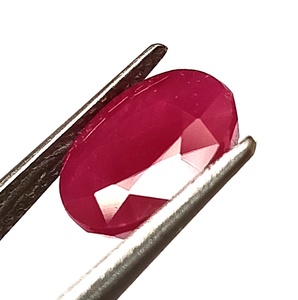 Pierre précieuse naturelle en rubis africain de 4,0 carats, taille ovale, facettée, non montée - Product Image 3
